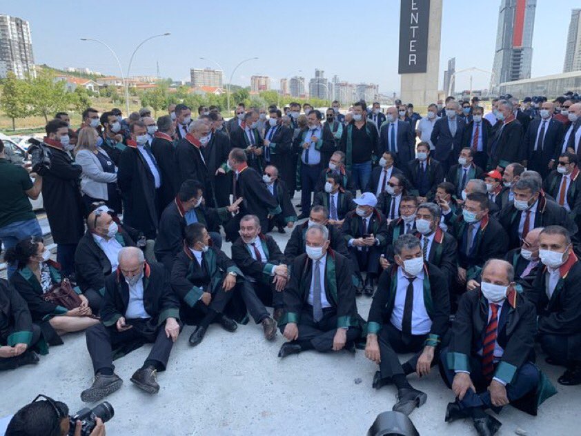 Baro başkanlarına polis barikatı ve saldırı